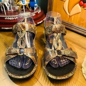 Aravon Collette AR Snakeskin Print T-Strap  Leathe sandals Womens SZ 7